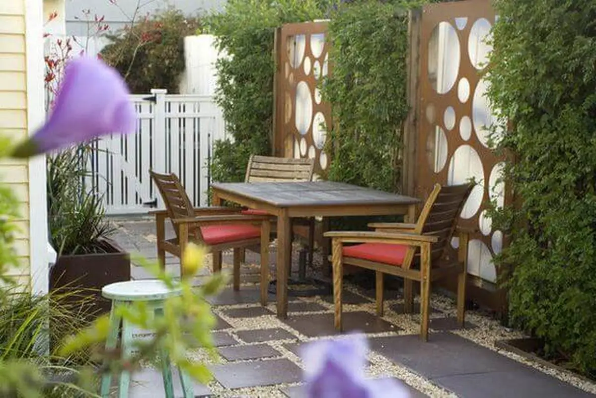 Contemporary Designer Wall With Green Plants